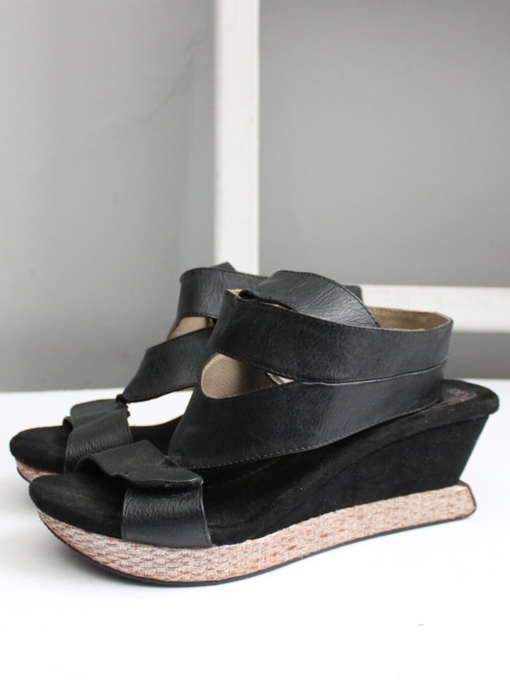 Modzori Reversible Olivia 2 Taupe flips to Black 4 Way Sandal Wedges Size 9